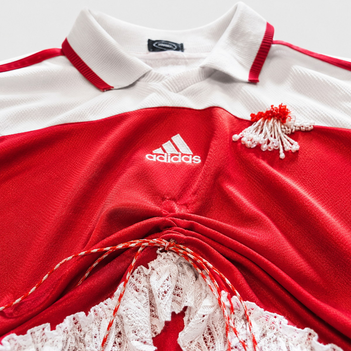 BAD BABE — Maillot de foot réinventé rouge et blanc