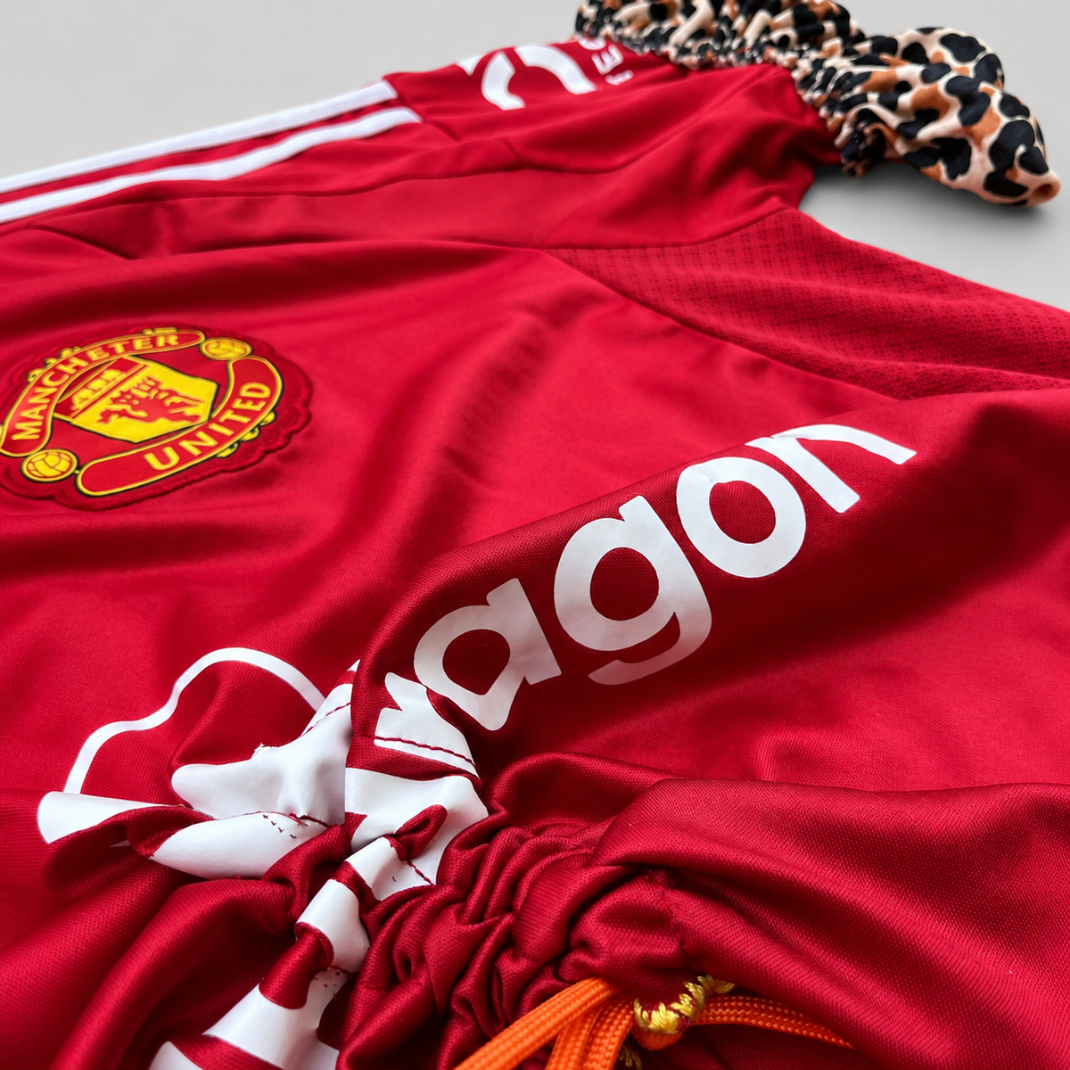 Vue rapprochée du devant froncé du maillot de football rouge upcyclé BAD BABE Manchester United