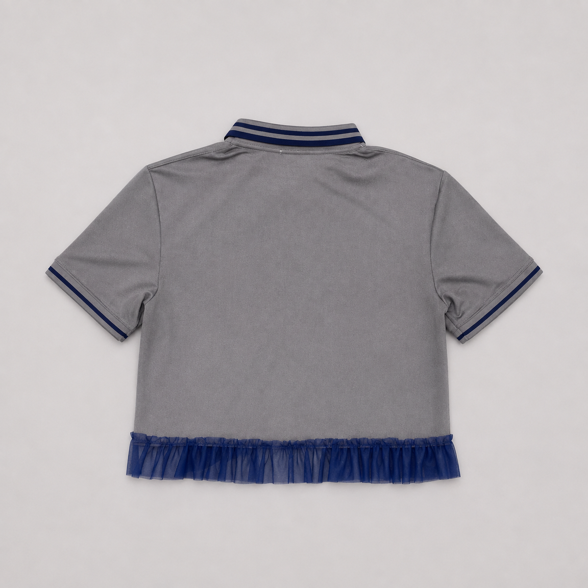 Dos du polo sportswear gris upcyclé BAD BABE avec double volant en tulle bleu.