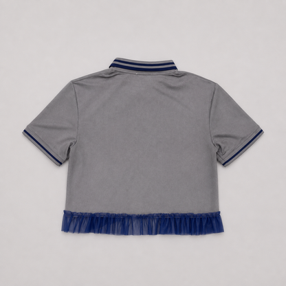 Dos du polo sportswear gris upcyclé BAD BABE avec double volant en tulle bleu.