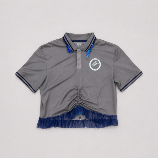 BAD BABE, polo sportswear gris upcyclé OHBAB vu de face avec tulle bleu, fronce réglable et perles brodées