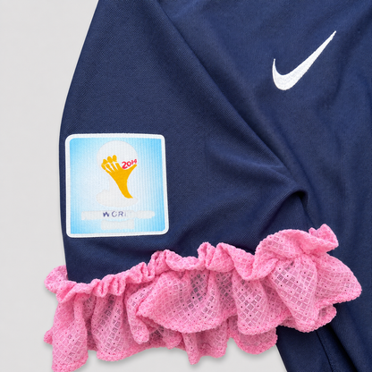 Détail des volants roses ajoutés aux manches du maillot upcyclé OHBAB