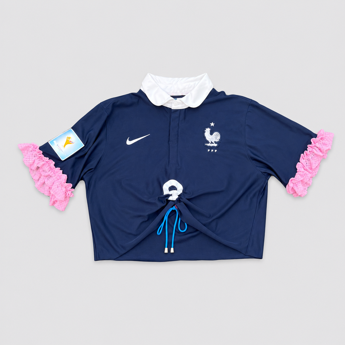 BAD BABE Maillot de football bleu upcylé OHBAB avec volants roses, vue de face