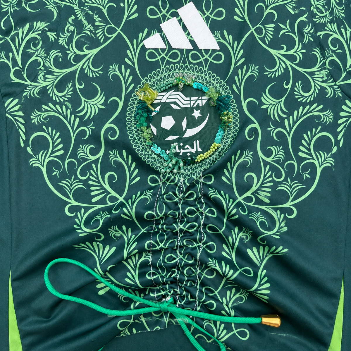 Détail de la fronce réglable et du cordon vert avec embouts dorés sur BAD BABE