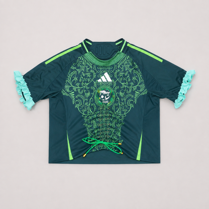 BAD BABE  maillot de football vert upcyclé OHBAB vu de face avec volants menthe, fronce et perles brodées.