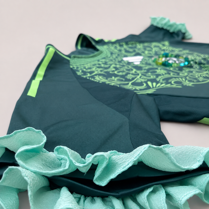 Détail des volants vert menthe ajoutés aux manches du maillot de football OHBAB.