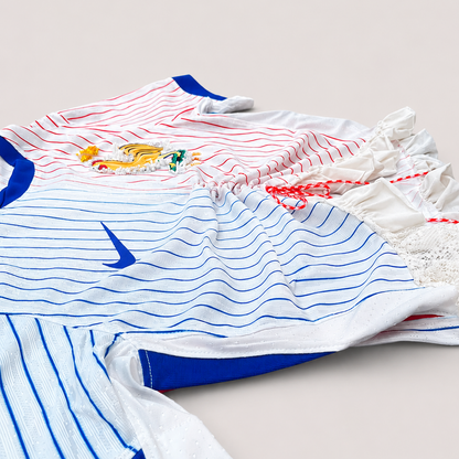 Maillot de football bleu,blanc,rouge upcyclé OHBAB à lignes bleues et rouges, avec fronces, volant blanc sur les manches et écusson brodé de perlescolorées.