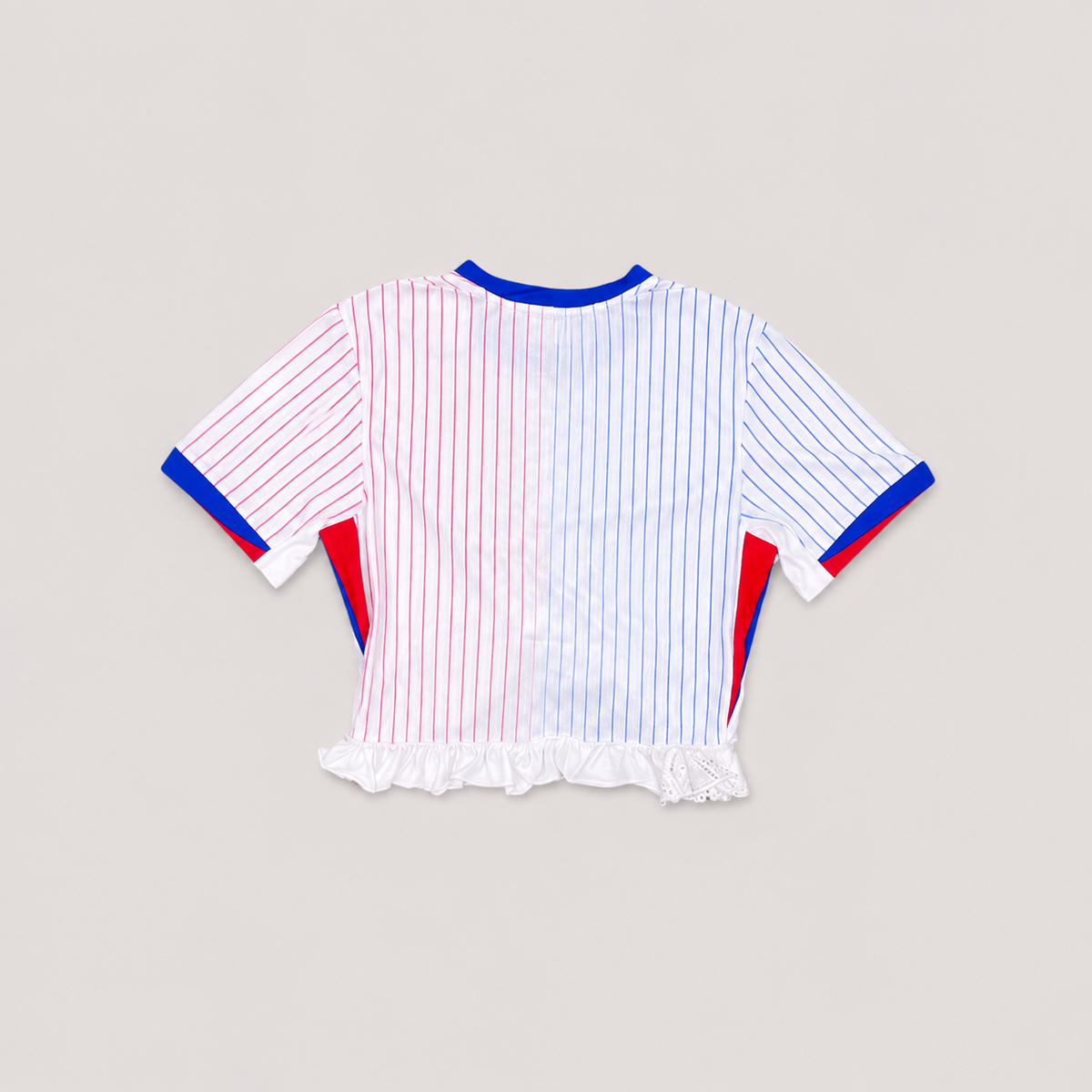 Maillot de football bleu,blanc,rouge upcyclé OHBAB à lignes bleues et rouges, avec fronces, volant blanc sur les manches et écusson brodé de perlescolorées.