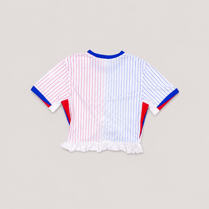 Maillot de football bleu,blanc,rouge upcyclé OHBAB à lignes bleues et rouges, avec fronces, volant blanc sur les manches et écusson brodé de perlescolorées.
