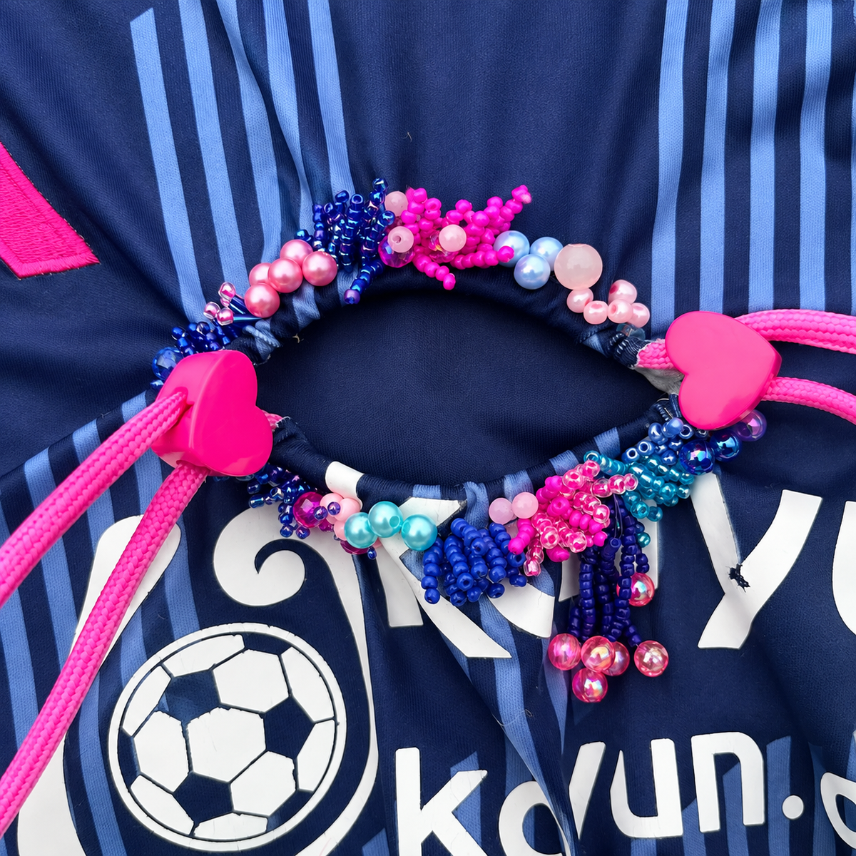 Maillot de football bleu marine transformé à la main à Bayonne avec
fronces, perles colorées et volants bleus. Pièce unique OHBAB.