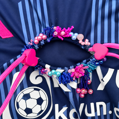 Maillot de football bleu marine transformé à la main à Bayonne avec
fronces, perles colorées et volants bleus. Pièce unique OHBAB.