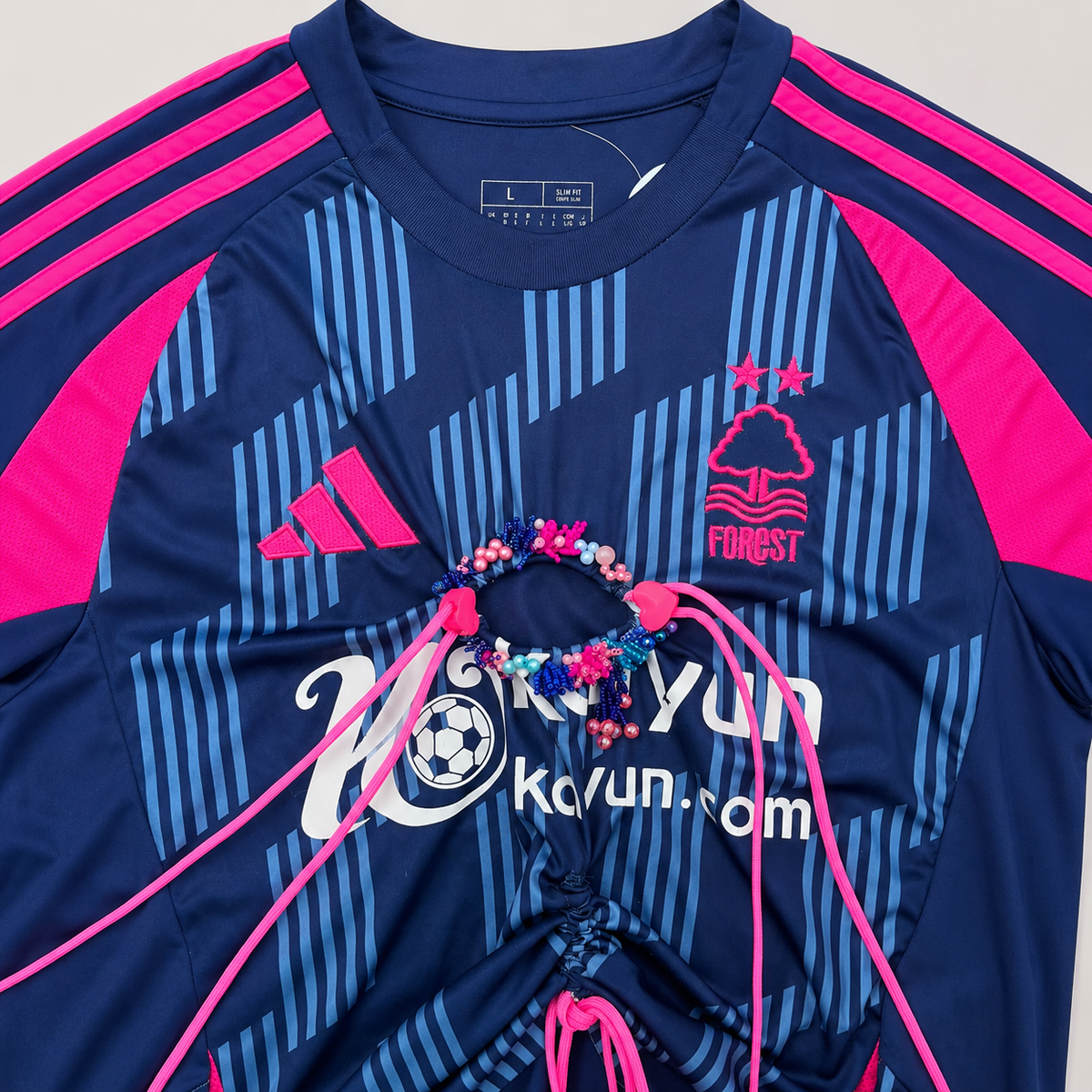 Maillot de football bleu marine transformé à la main à Bayonne avec
fronces, perles colorées et volants bleus. Pièce unique OHBAB.