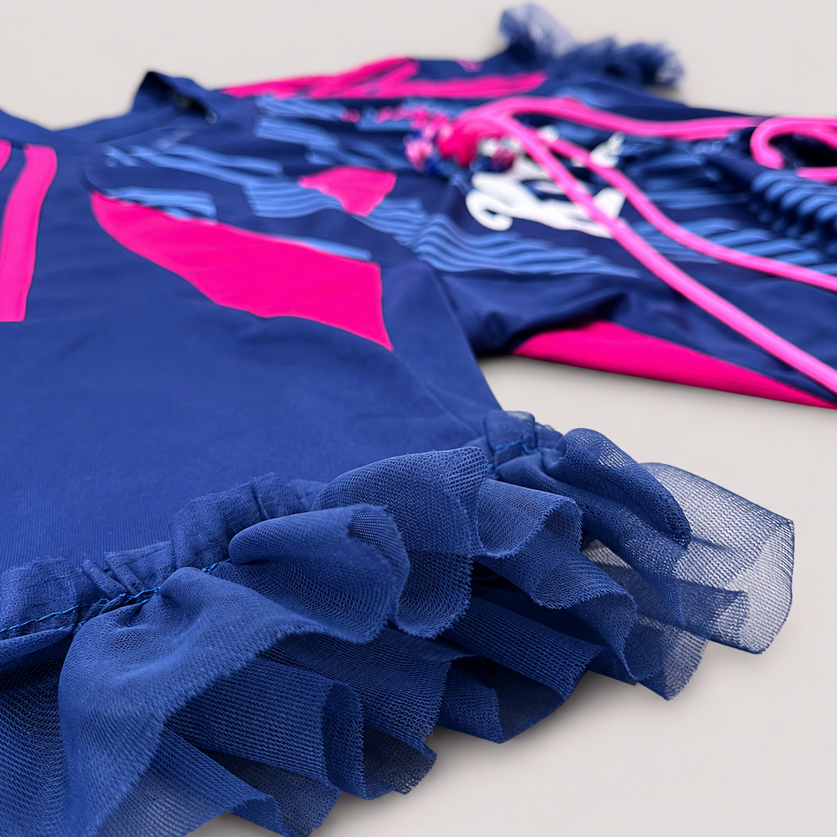 Maillot de football bleu marine transformé à la main à Bayonne avec
fronces, perles colorées et volants bleus. Pièce unique OHBAB.