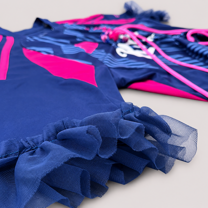 Maillot de football bleu marine transformé à la main à Bayonne avec
fronces, perles colorées et volants bleus. Pièce unique OHBAB.