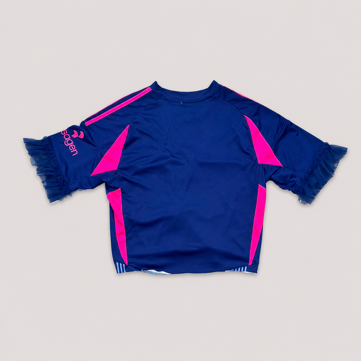 Maillot de football bleu marine transformé à la main à Bayonne avec
fronces, perles colorées et volants bleus. Pièce unique OHBAB.