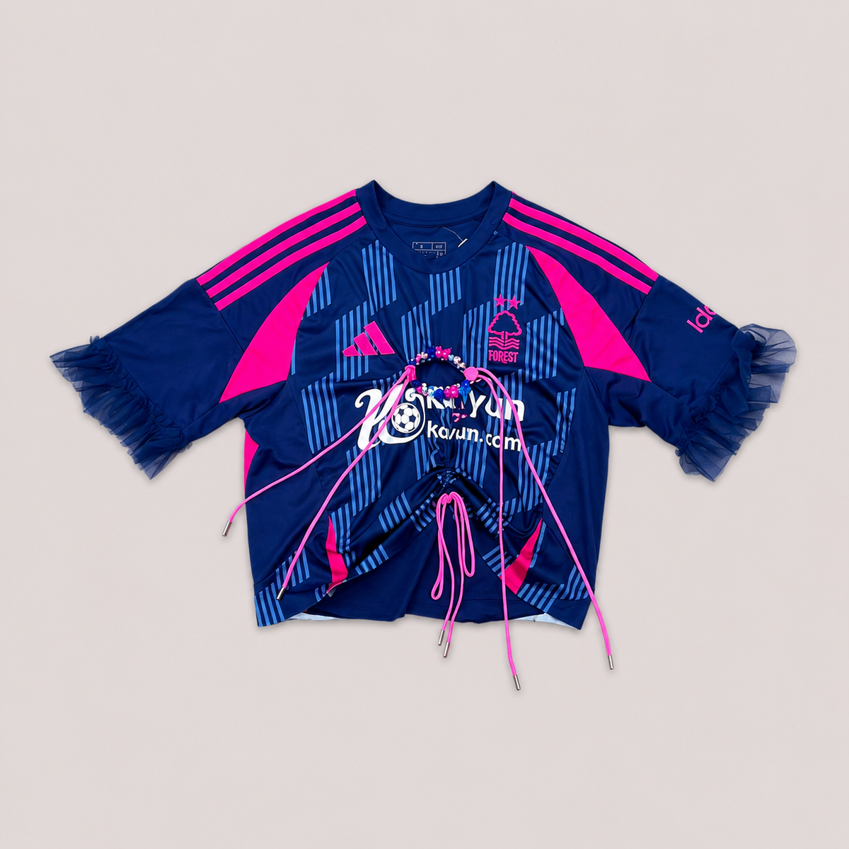 Maillot de football bleu marine transformé à la main à Bayonne avec
fronces, perles colorées et volants bleus. Pièce unique OHBAB.