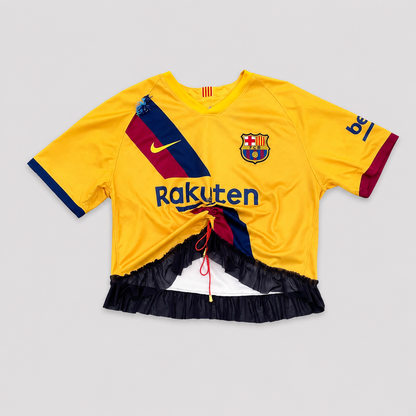 BAD BABE 04, maillot de football jaune upcyclé OHBAB vu de face avec tulle bordeaux foncé fronce et perles brodées.
