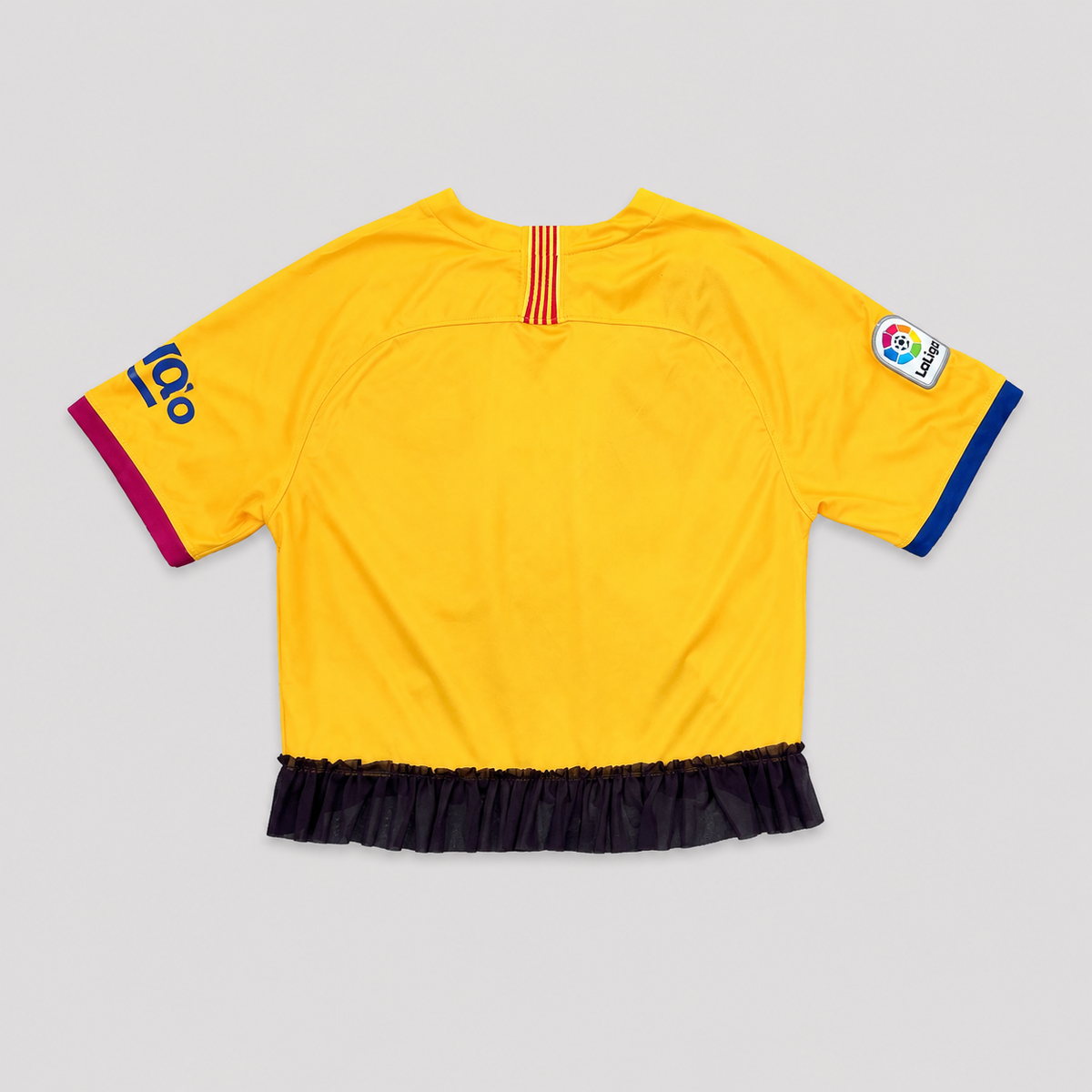 Dos du maillot de football jaune upcyclé BAD BABE 04 avec volant en
tulle bordeaux foncé