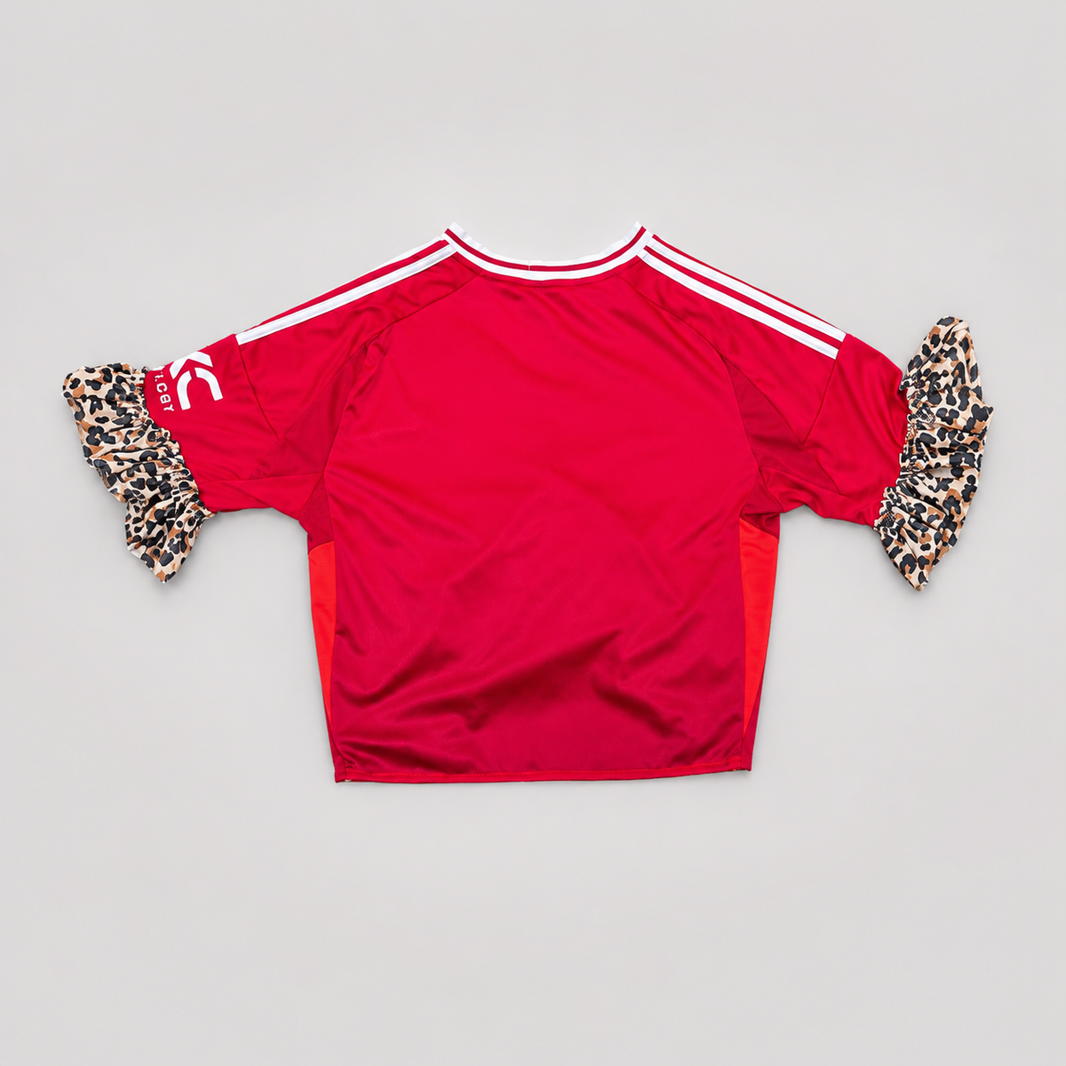 Dos du maillot de football rouge upcyclé BAD BABE 03 avec volants léopard aux manches