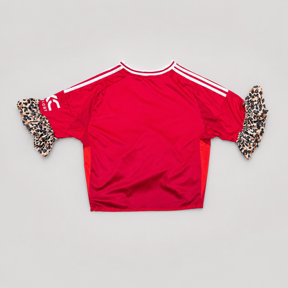 Dos du maillot de football rouge upcyclé BAD BABE 03 avec volants léopard aux manches