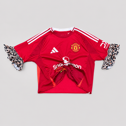 Maillot de football rouge upcyclé OHBAB vu de face avec volants léopard et fronce réglable.