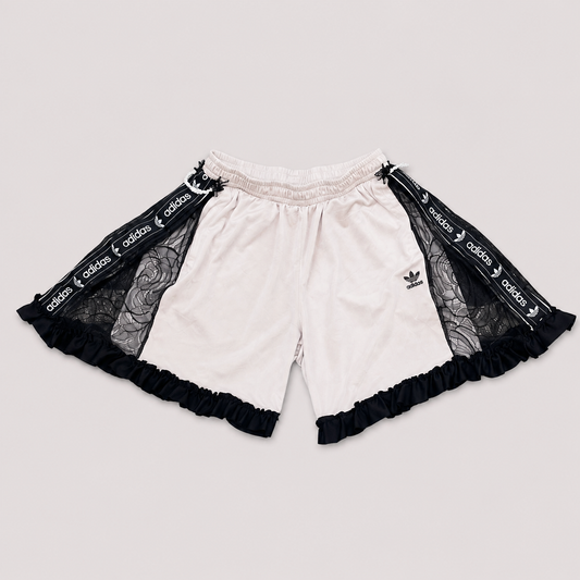 Short de football blanc transformé à la main à Bayonne avec dentelle noire, volants et perles reliant le devant au dos. Pièce unique OHBAB.