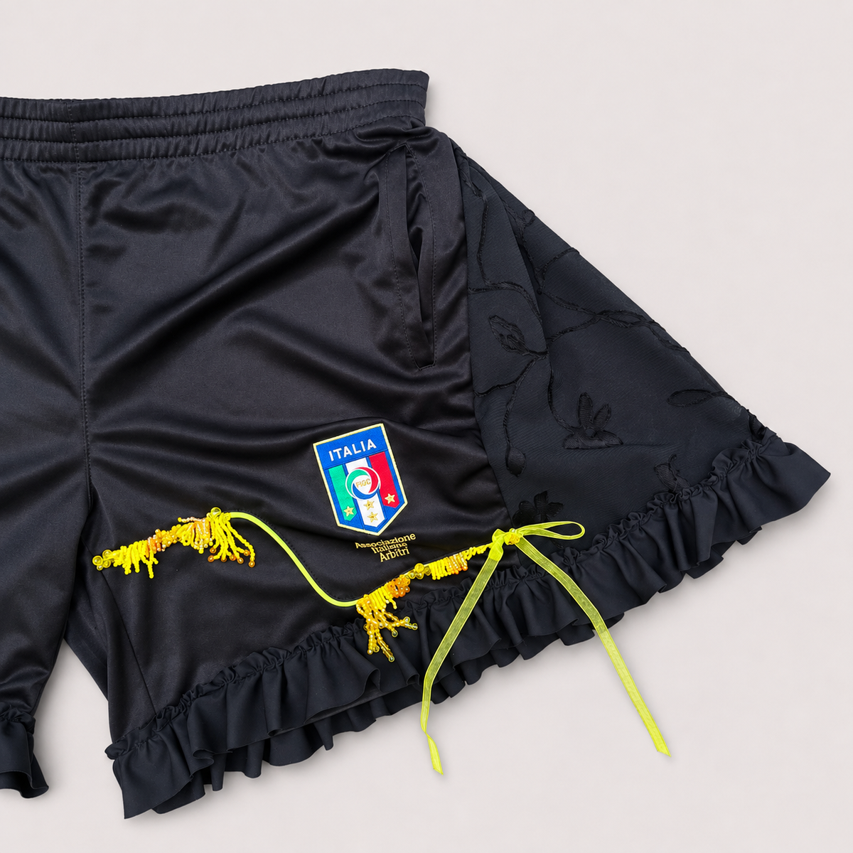 BOSS LADY — Short de football upcyclé noir et jaune