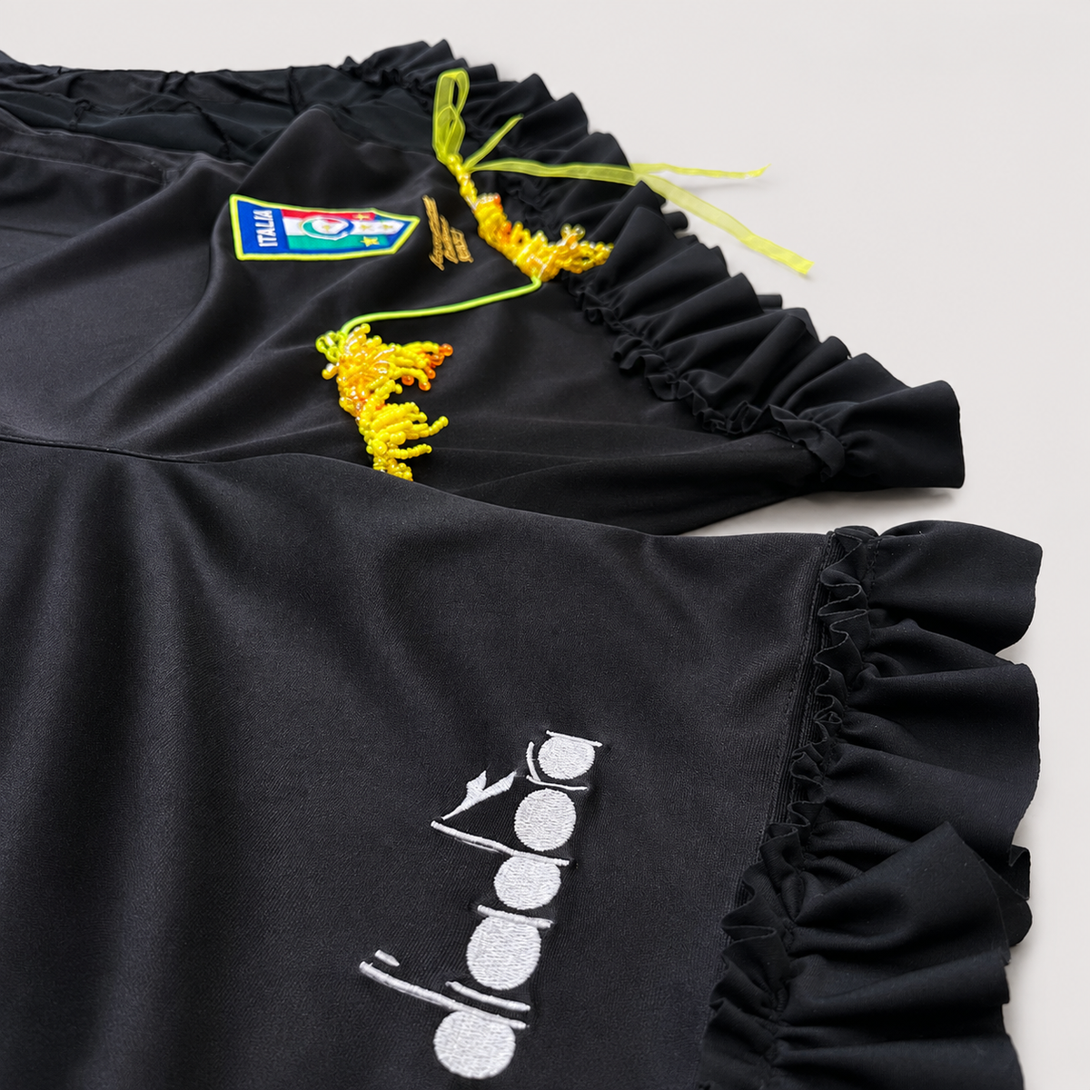 BOSS LADY — Short de football upcyclé noir et jaune