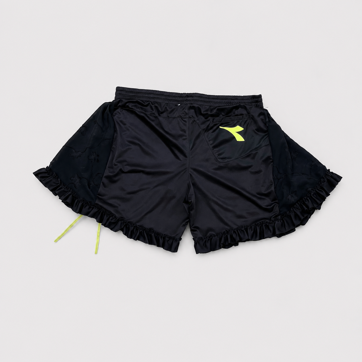 BOSS LADY — Short de football upcyclé noir et jaune