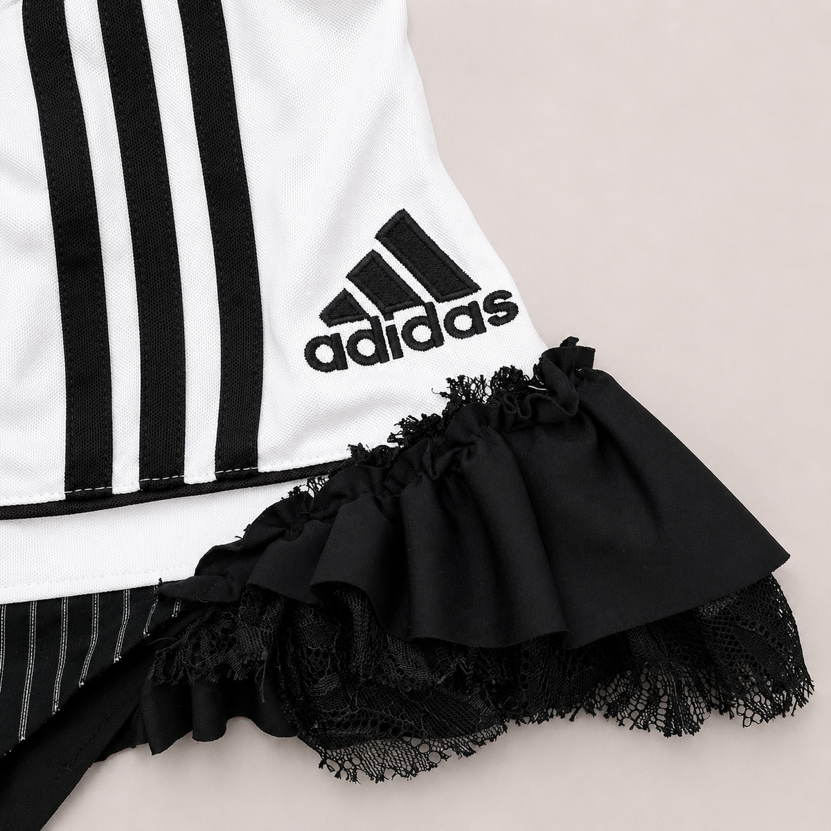Détail des volants noirs superposés ajoutés sur les côtés du HOT SHOT.