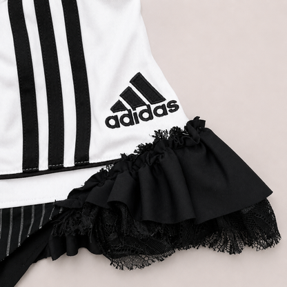 Détail des volants noirs superposés ajoutés sur les côtés du HOT SHOT.
