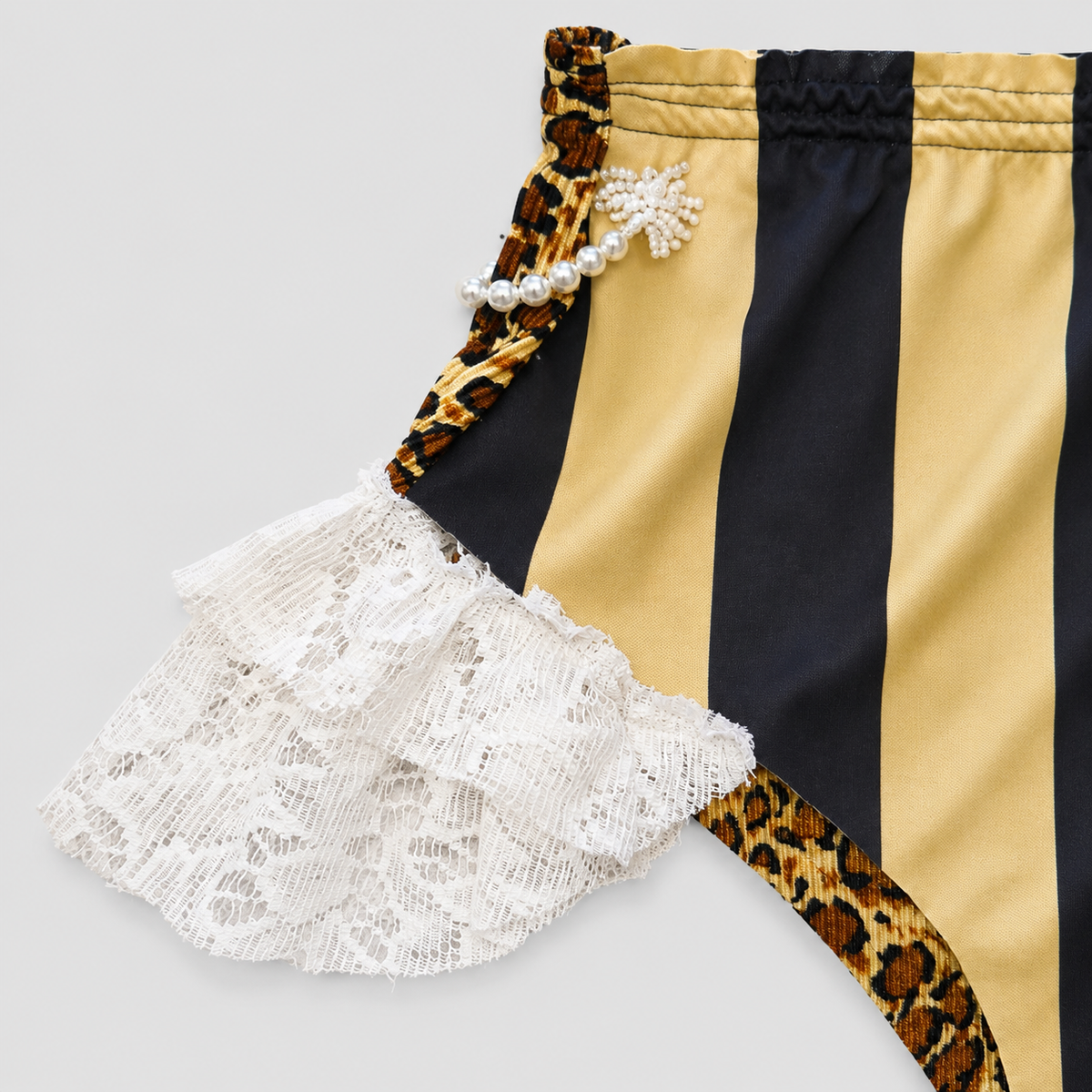 HOT SHOT — Shorty sportswear : léopard, noir et doré à dentelle