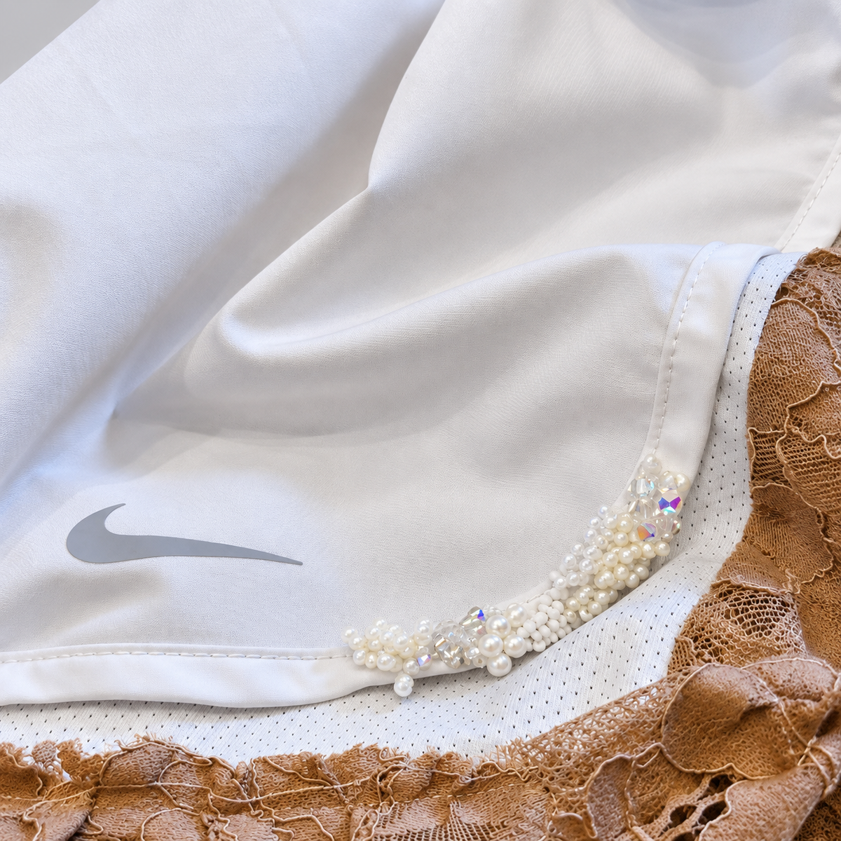 BOSS LADY — Lace runner