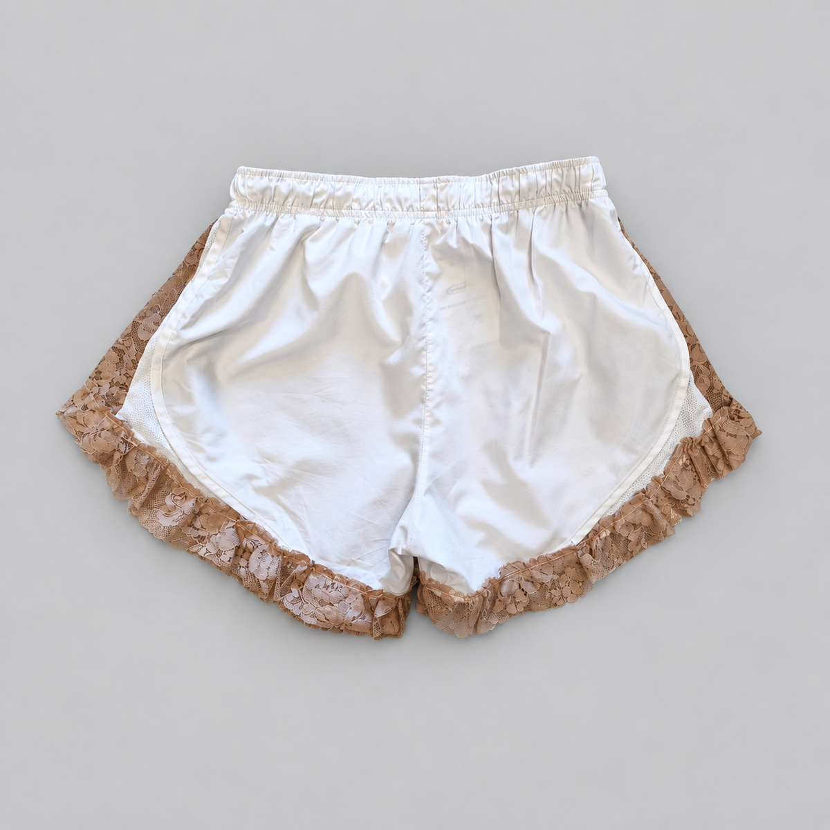 BOSS LADY — Lace runner