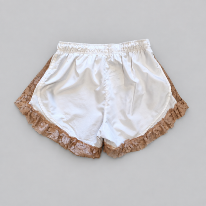 BOSS LADY — Lace runner