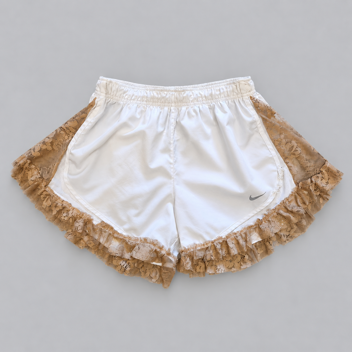 BOSS LADY — Lace runner